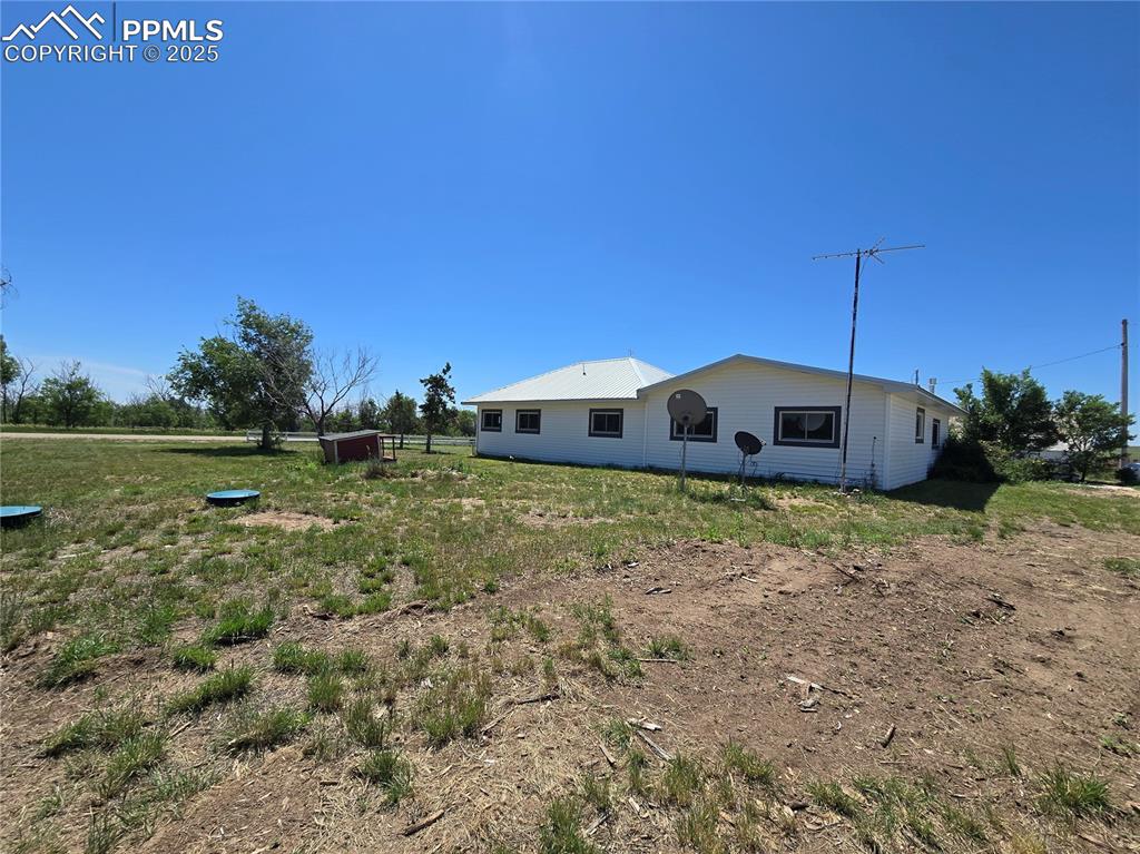 Image 21 of 34: Yard