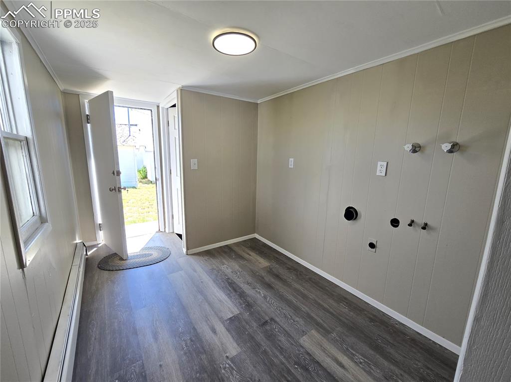 Image 31 of 34: Laundry