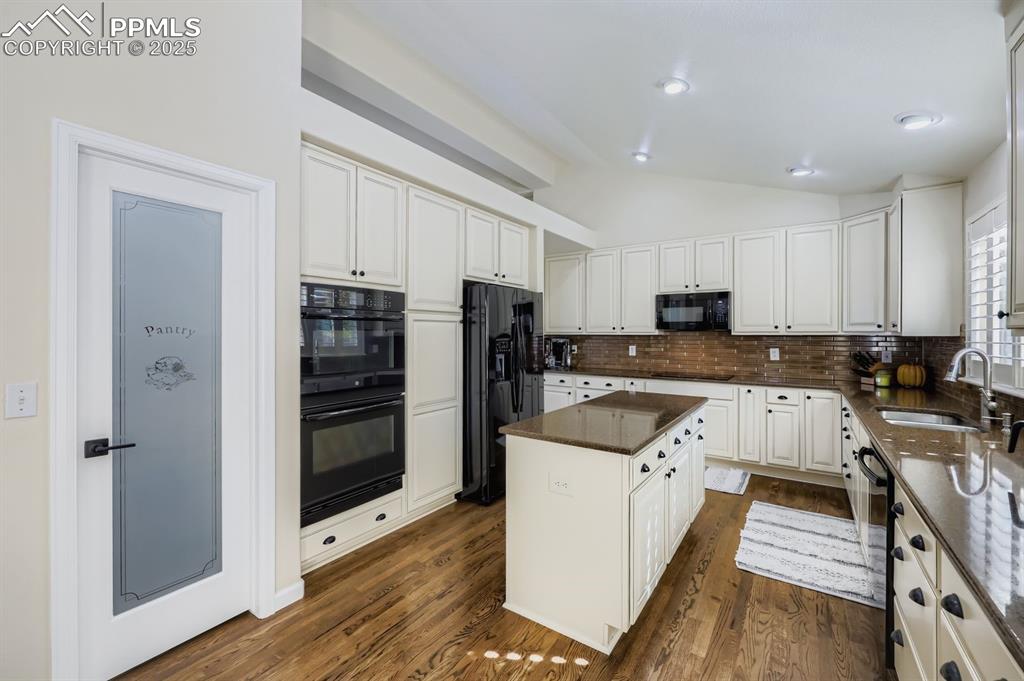 Image 10 of 28: Kitchen