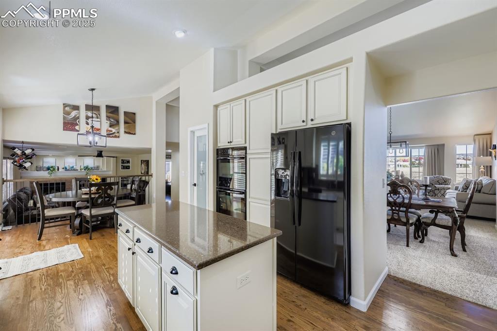 Image 11 of 28: Kitchen