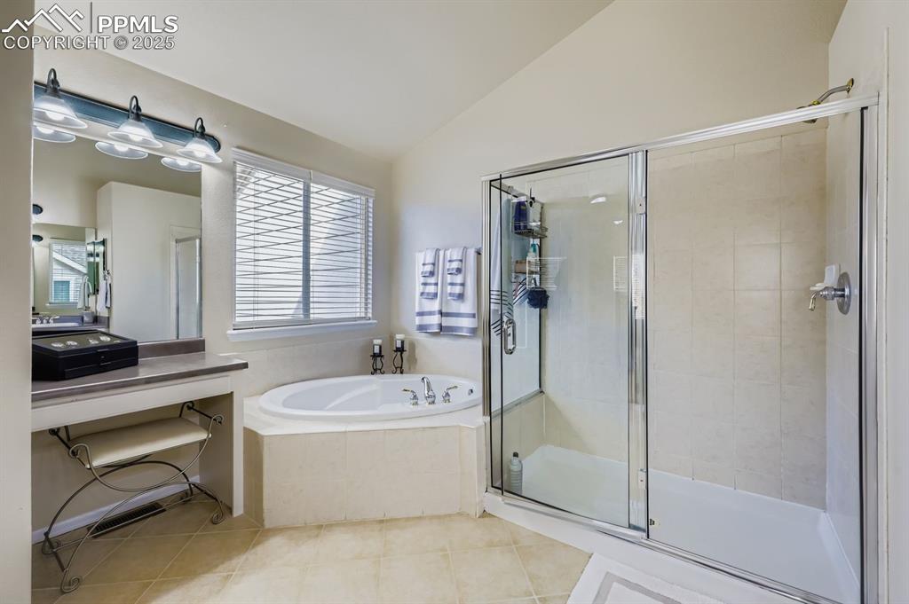 Image 14 of 28: Bathroom