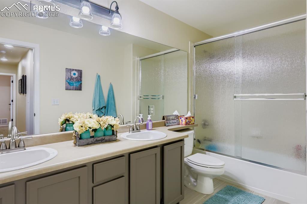 Image 19 of 28: Bathroom