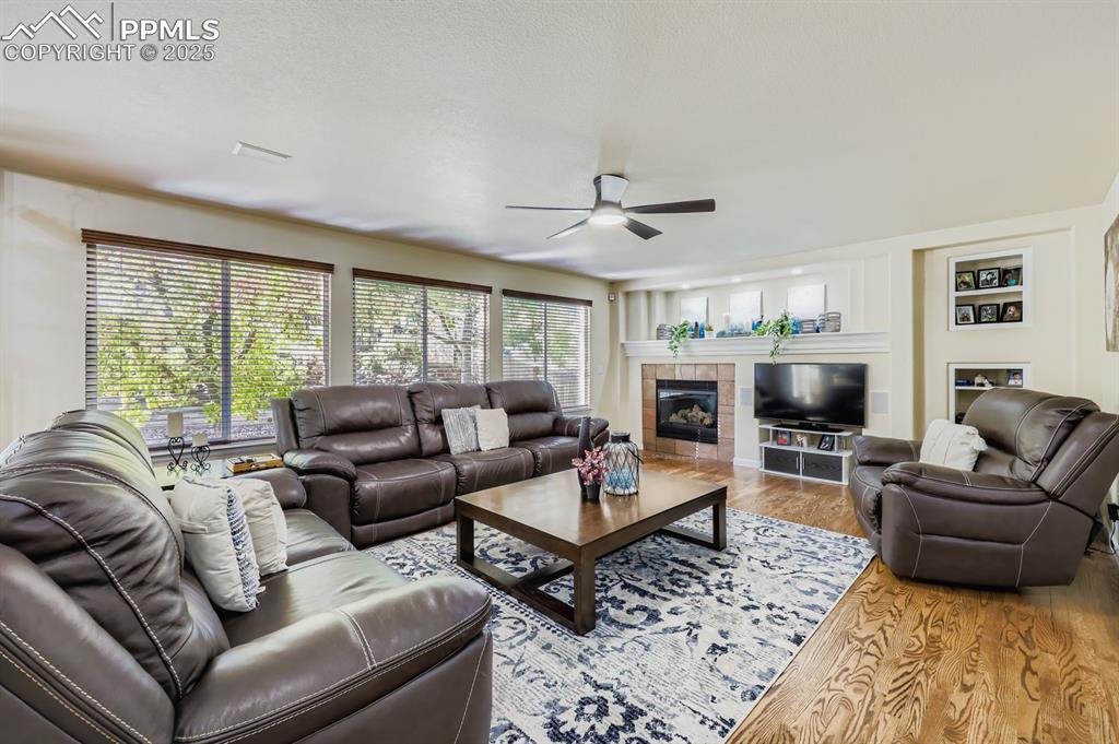 Image 20 of 28: Living Room