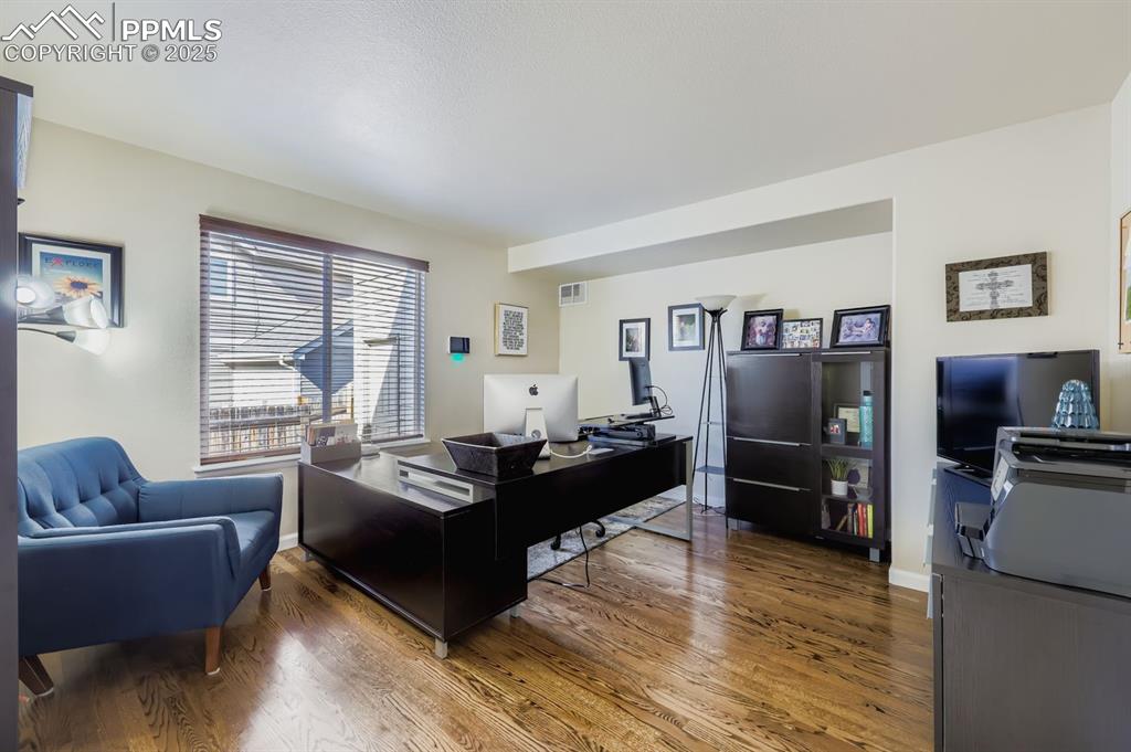 Image 23 of 28: Office