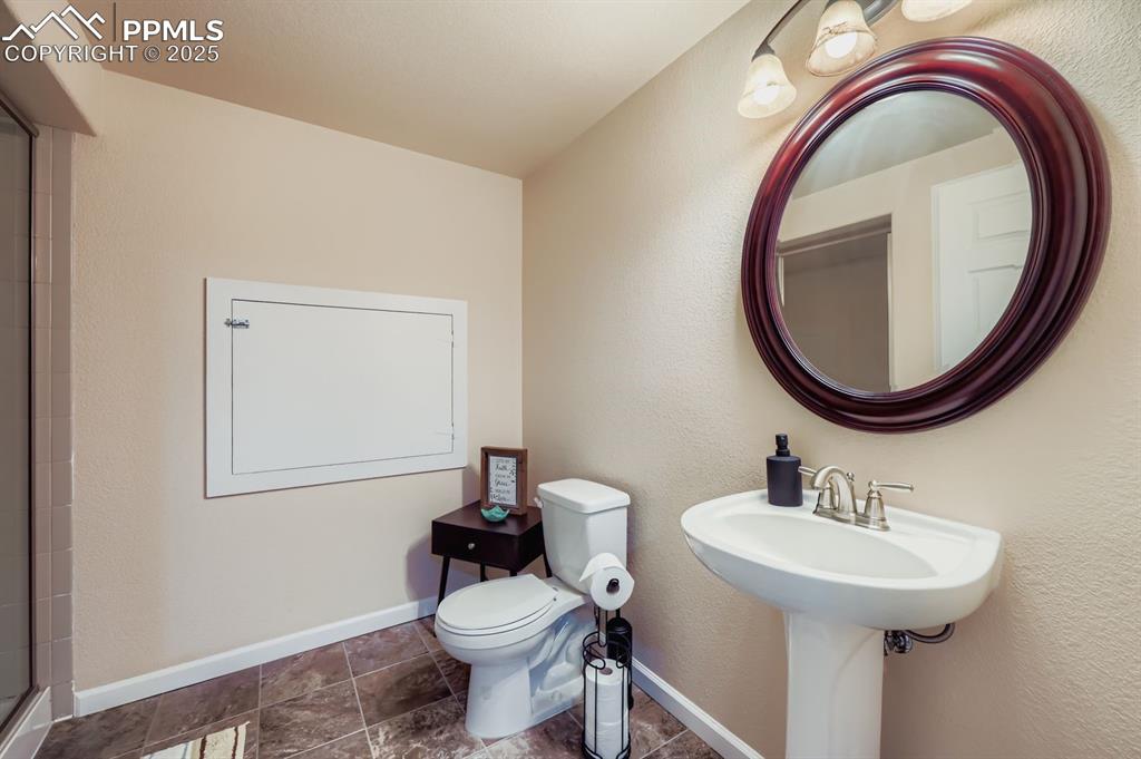 Image 25 of 28: Bathroom