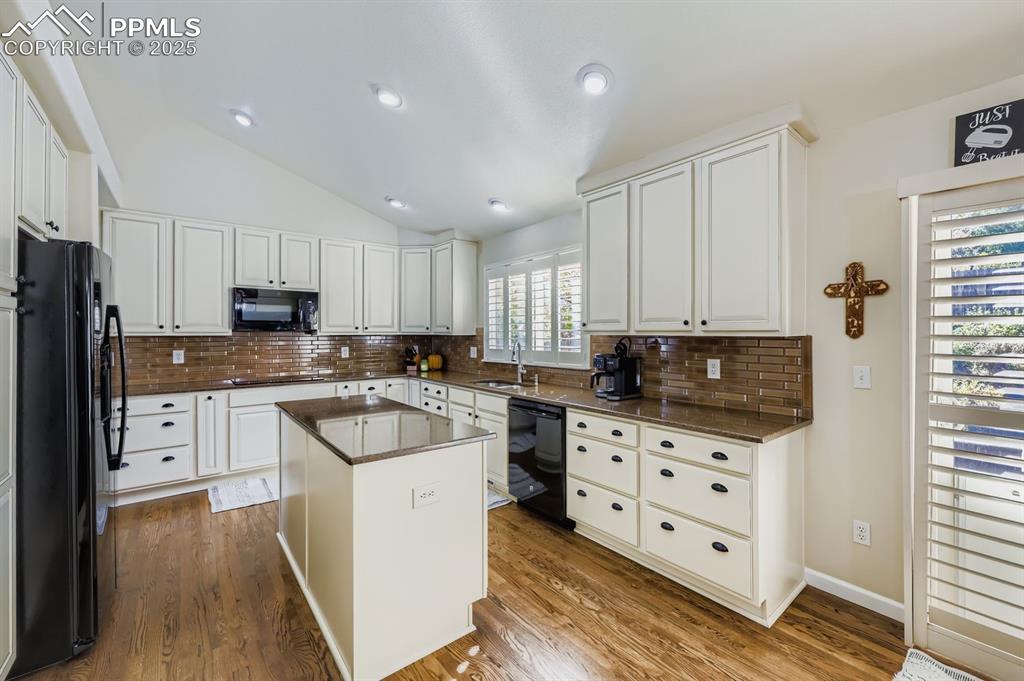 Image 9 of 28: Kitchen