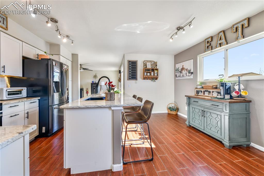 Image 10 of 50: Kitchen