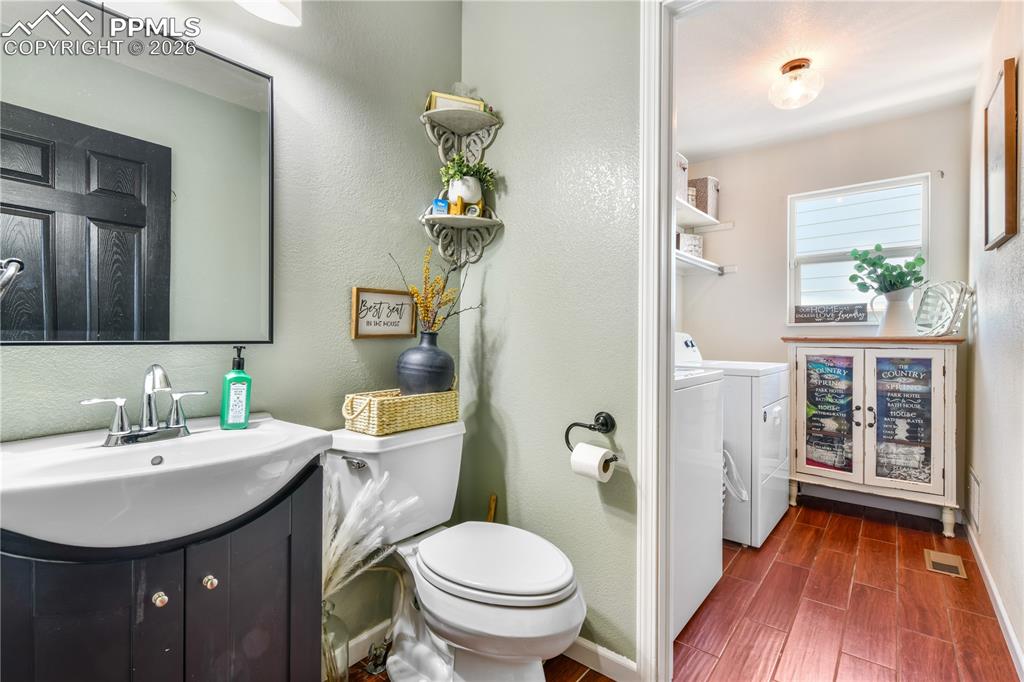 Image 14 of 50: Bathroom