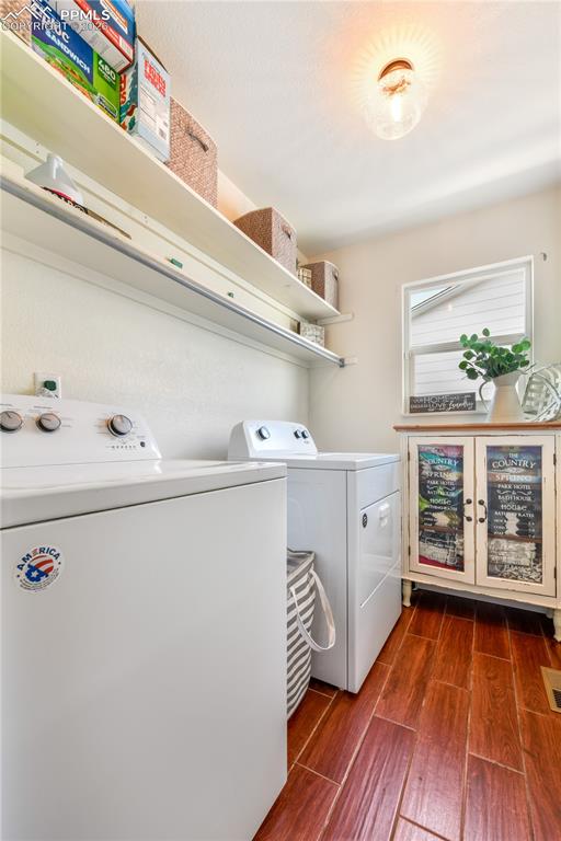 Image 15 of 50: Laundry