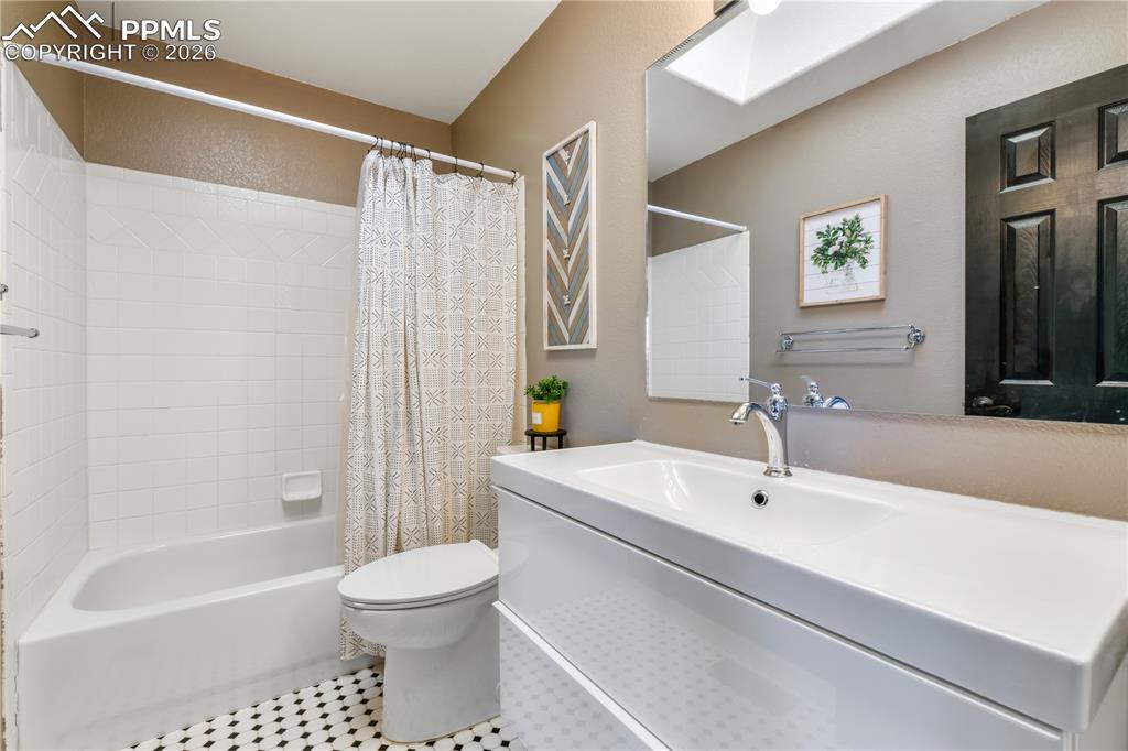 Image 24 of 50: Bathroom