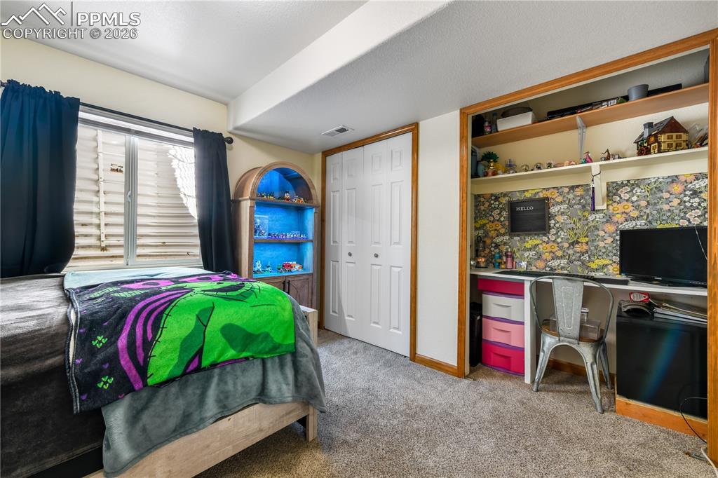 Image 29 of 50: Bedroom