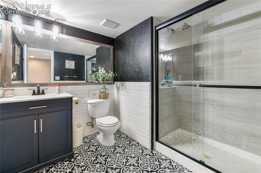 Image 31 of 50: Bathroom