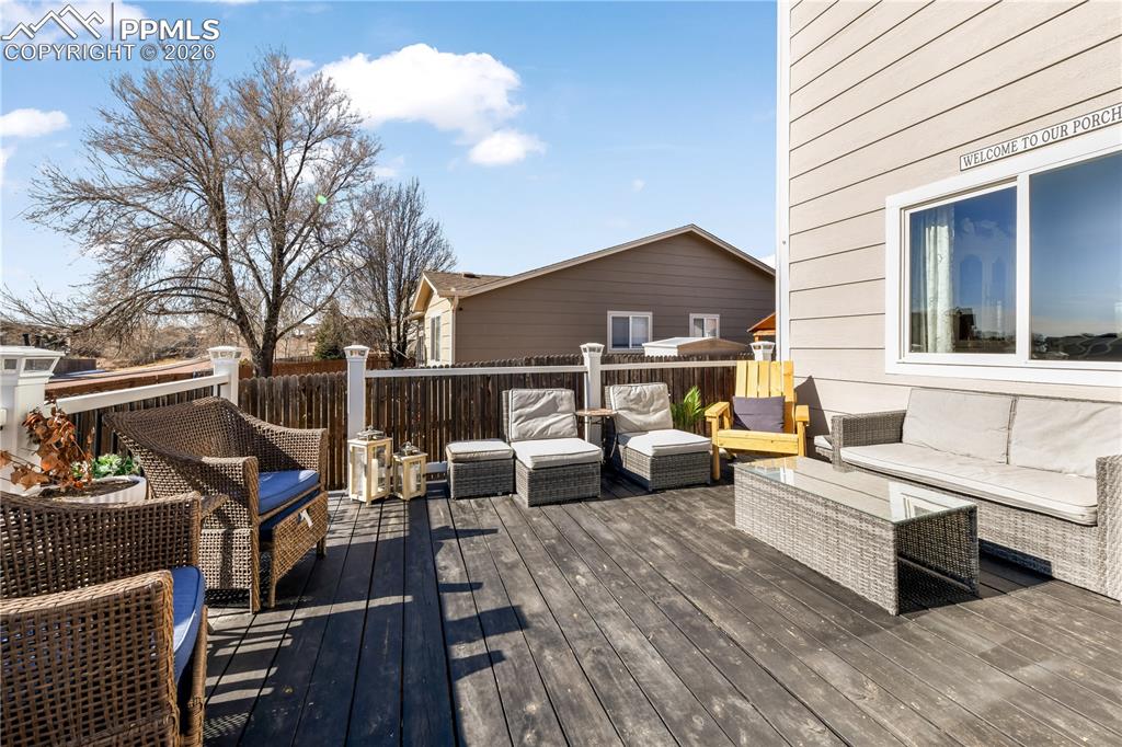 Image 33 of 50: Deck