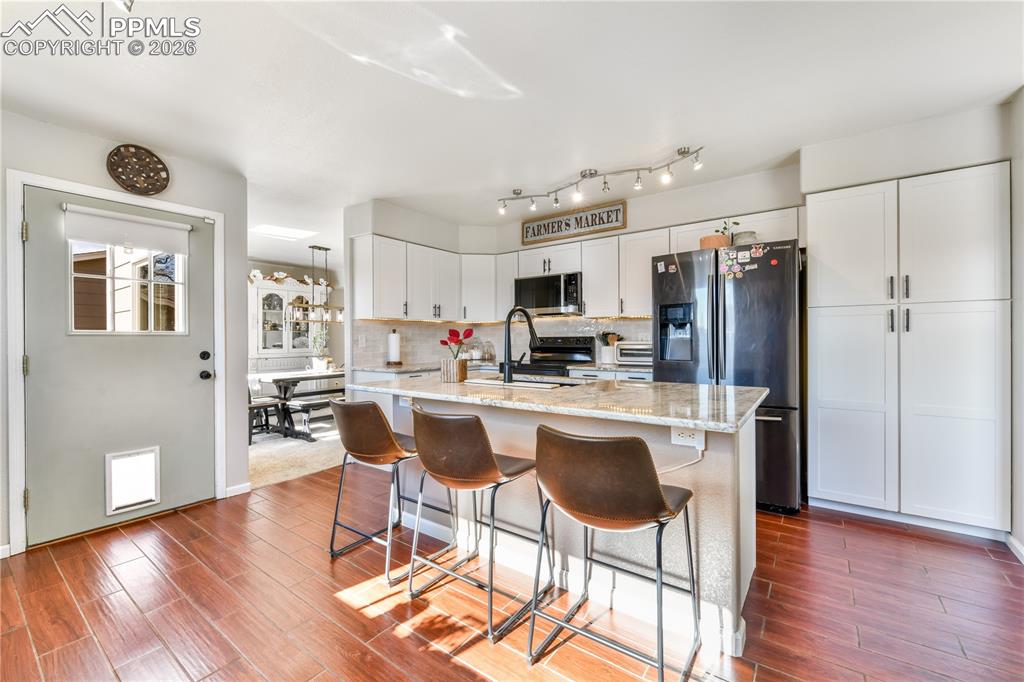 Image 8 of 50: Kitchen