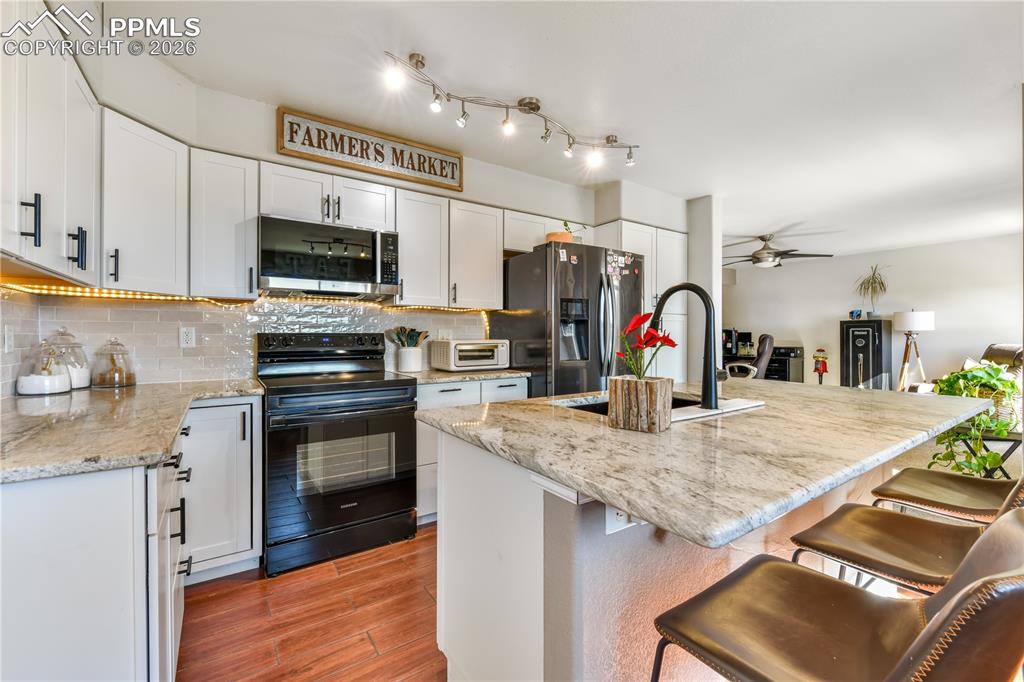 Image 9 of 50: Kitchen