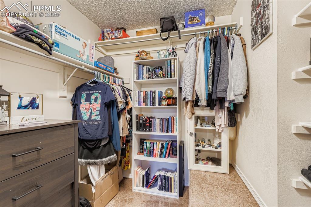 Image 18 of 31: Closet