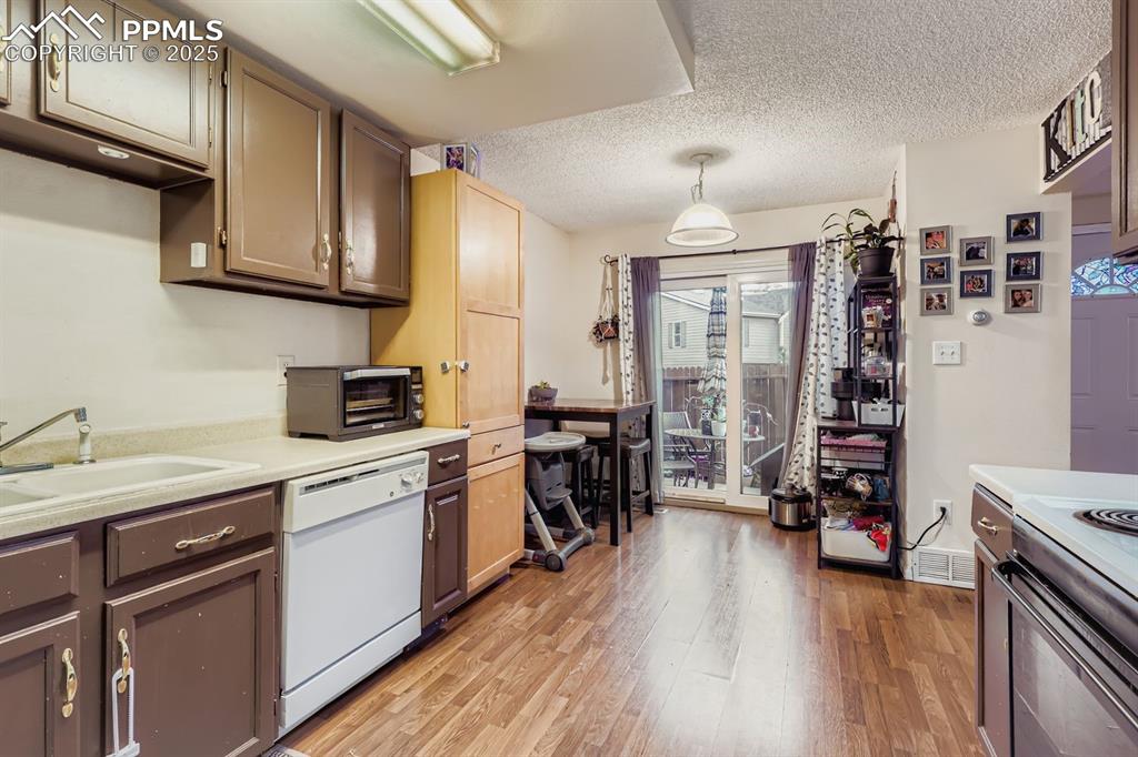 Image 7 of 31: Kitchen