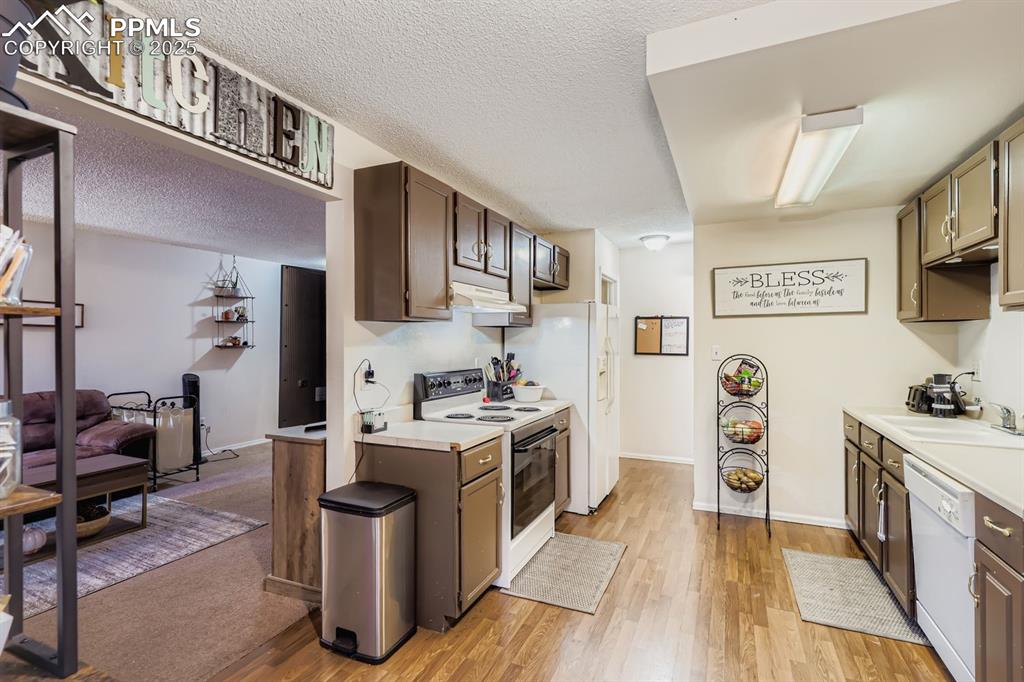 Image 9 of 31: Kitchen