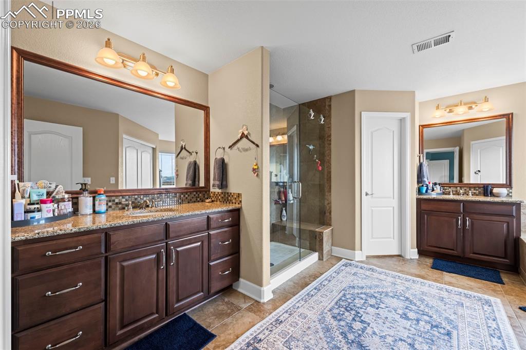 Image 18 of 50: Bathroom