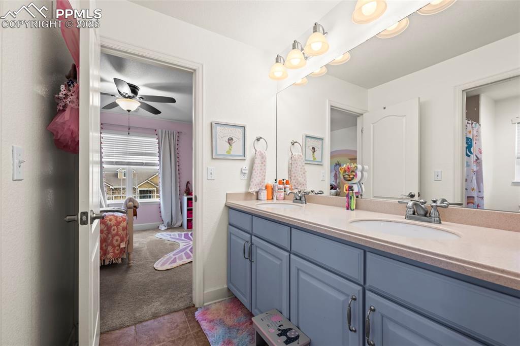 Image 21 of 50: Bathroom