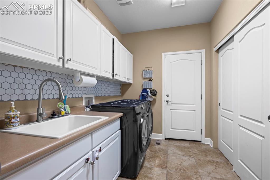 Image 25 of 50: Laundry