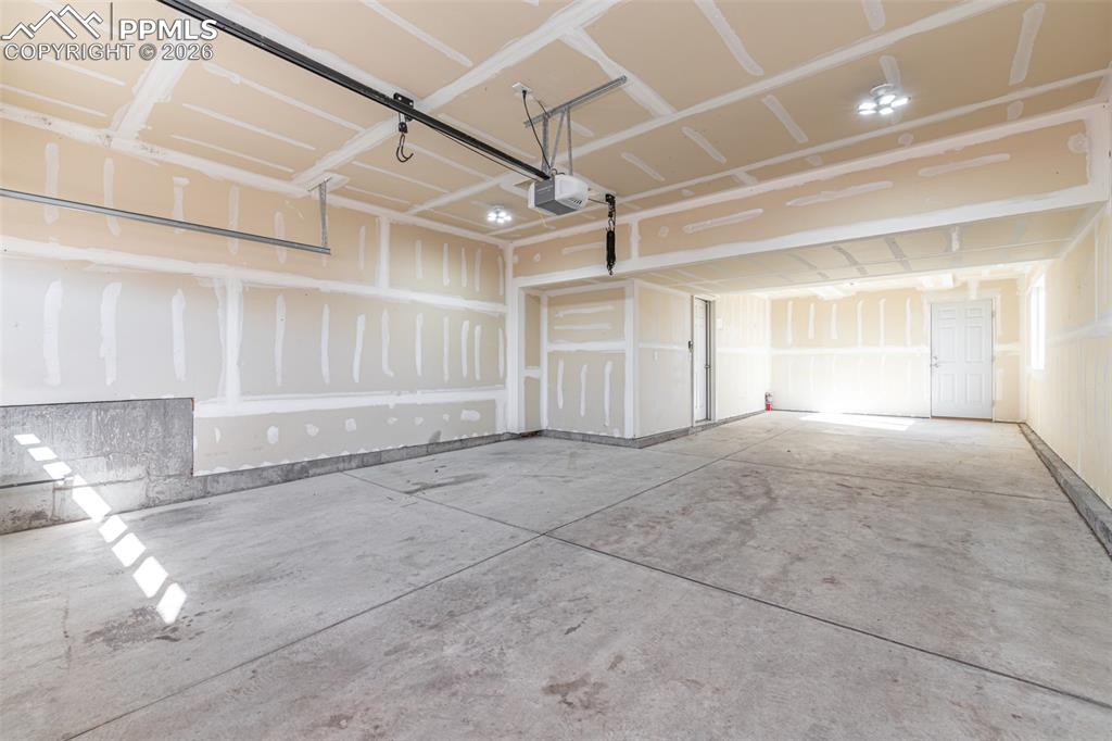 Image 25 of 38: Garage