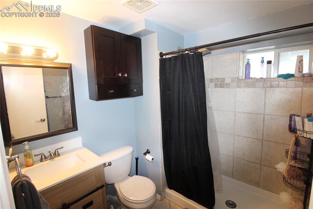 Image 14 of 27: Bathroom