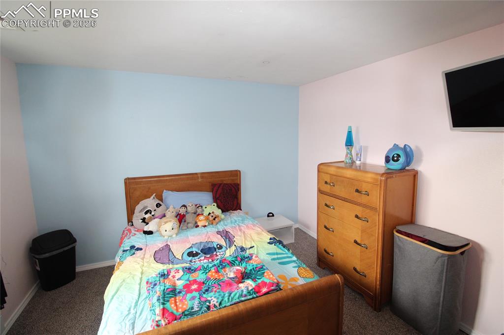 Image 26 of 27: Bedroom