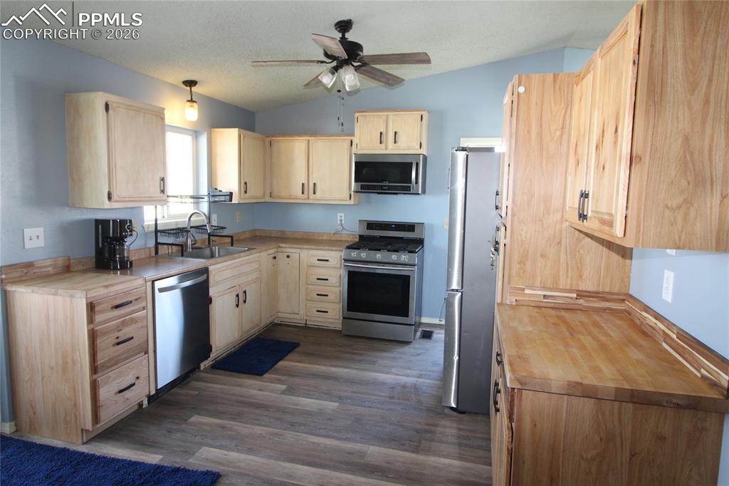 Image 4 of 27: Kitchen