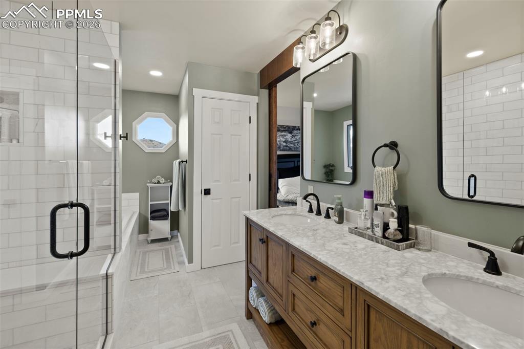 Image 21 of 43: Bathroom