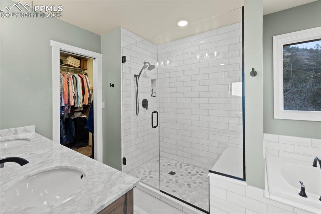 Image 22 of 43: Bathroom