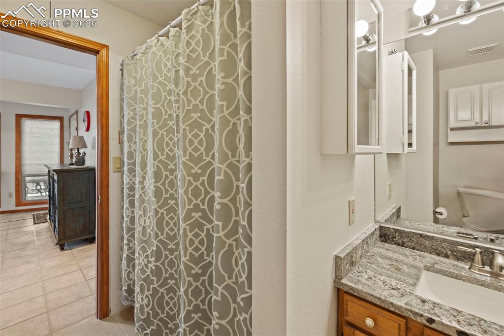 Image 33 of 43: Bathroom