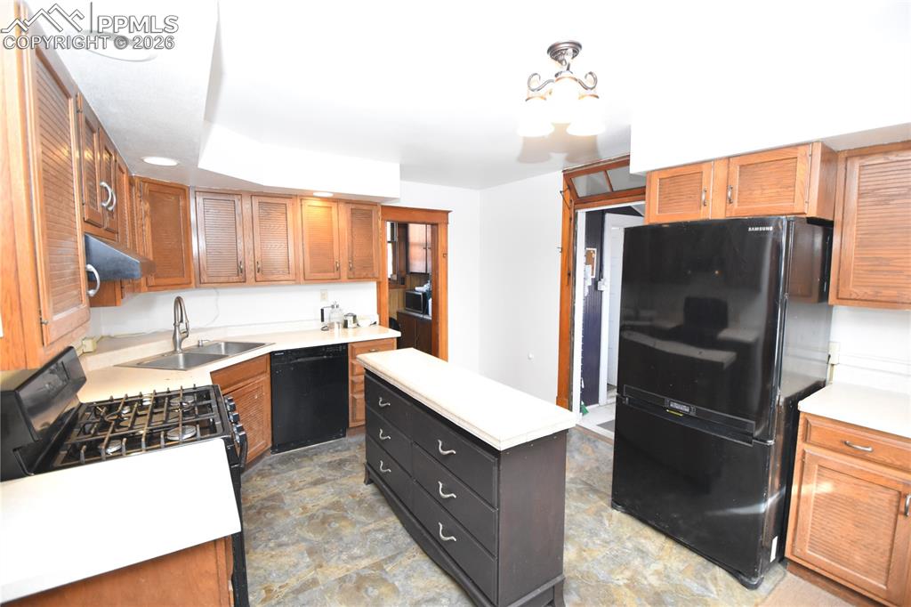 Image 18 of 40: Kitchen