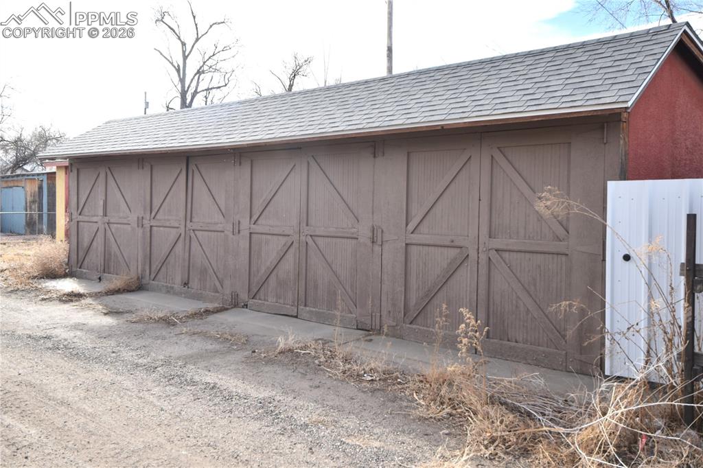 Image 33 of 40: Garage