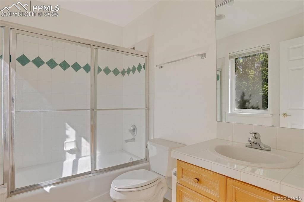 Image 11 of 27: Main Floor Bathroom Suite w/Tub and Shower