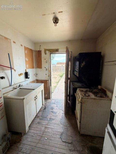 Image 12 of 13: Kitchen