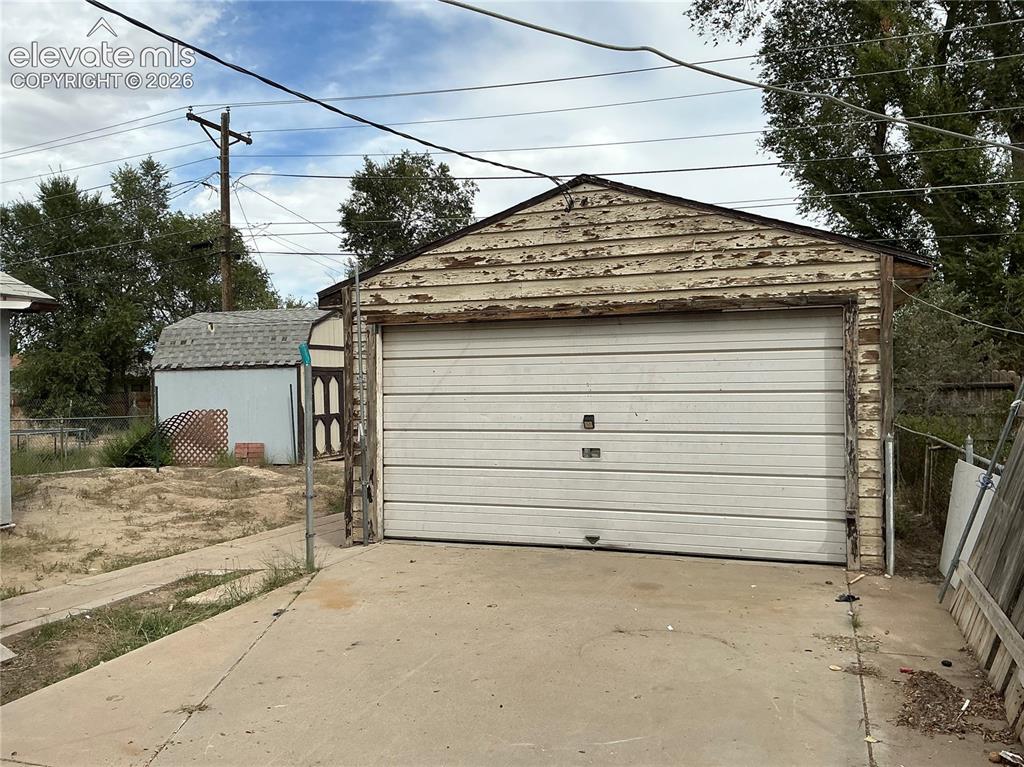 Image 3 of 13: Garage