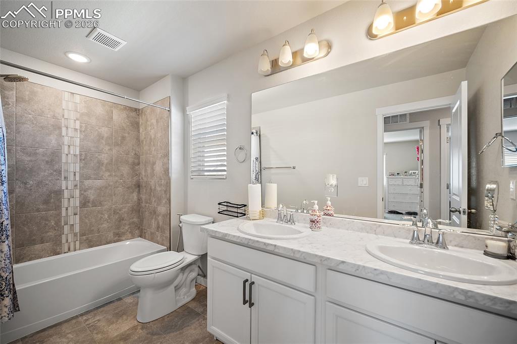 Image 19 of 43: Bathroom