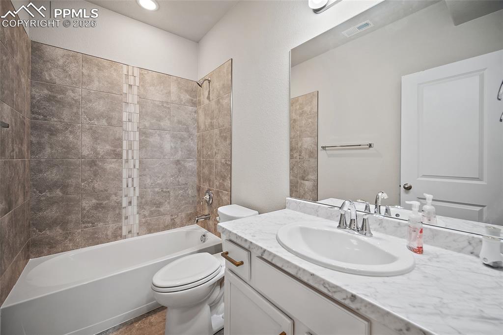 Image 34 of 43: Bathroom