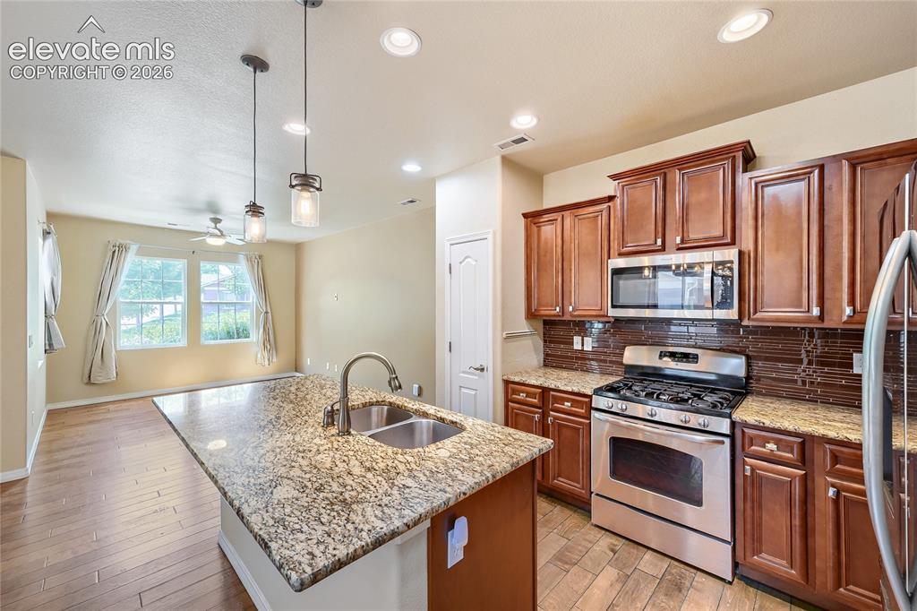 Image 11 of 31: Kitchen