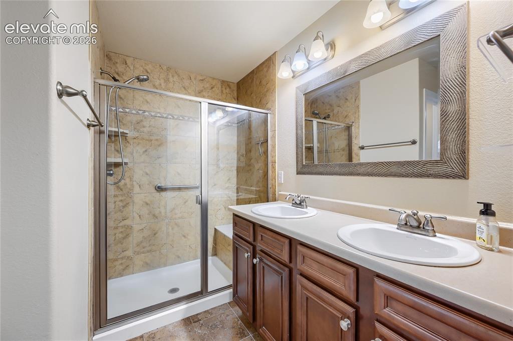 Image 16 of 31: Bathroom