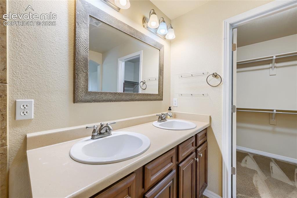 Image 17 of 31: Bathroom
