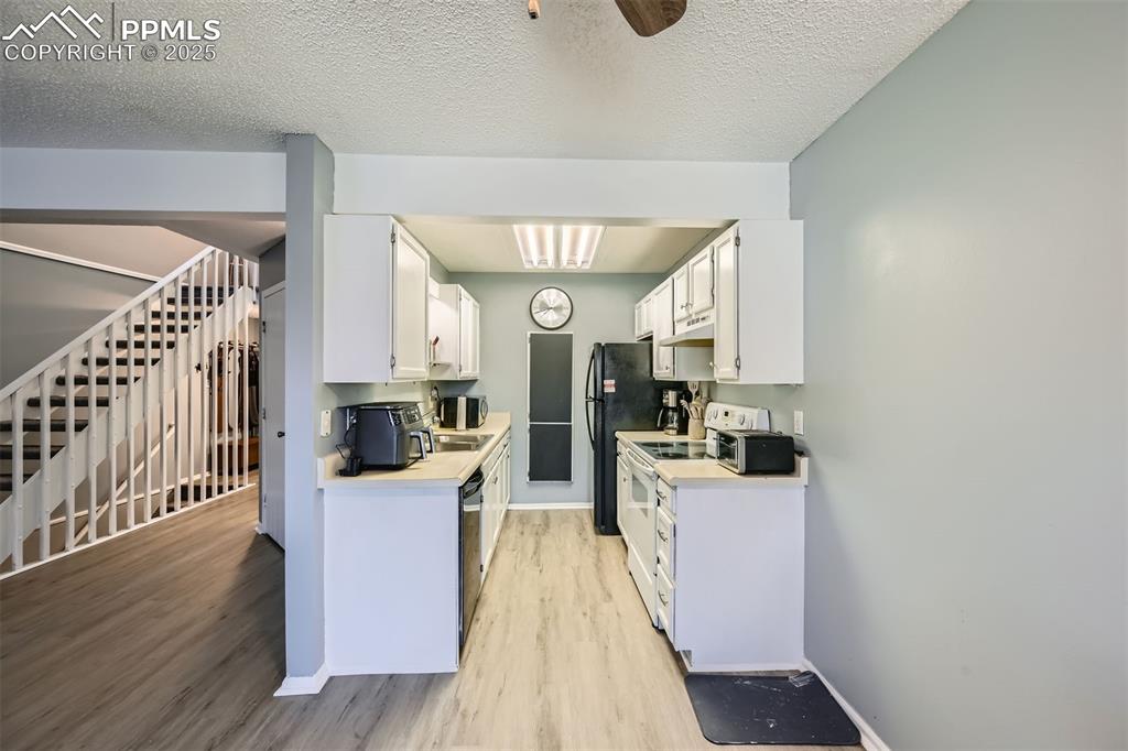 Image 10 of 29: Kitchen seemlessly connects to the eating nook and great room