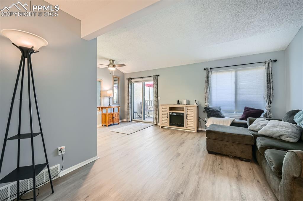 Image 5 of 29: Sophisticated great room