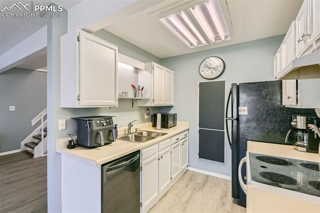 Image 9 of 29: All kitchen appliances including the washer and dryer stay