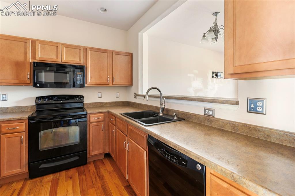 Image 11 of 38: Kitchen