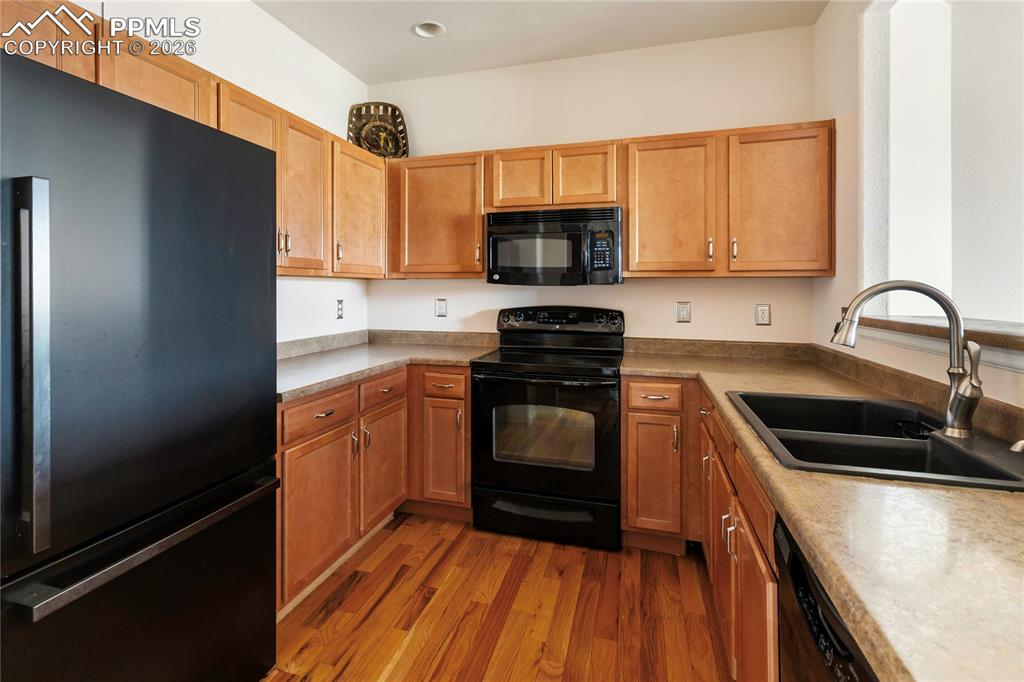 Image 12 of 38: Kitchen