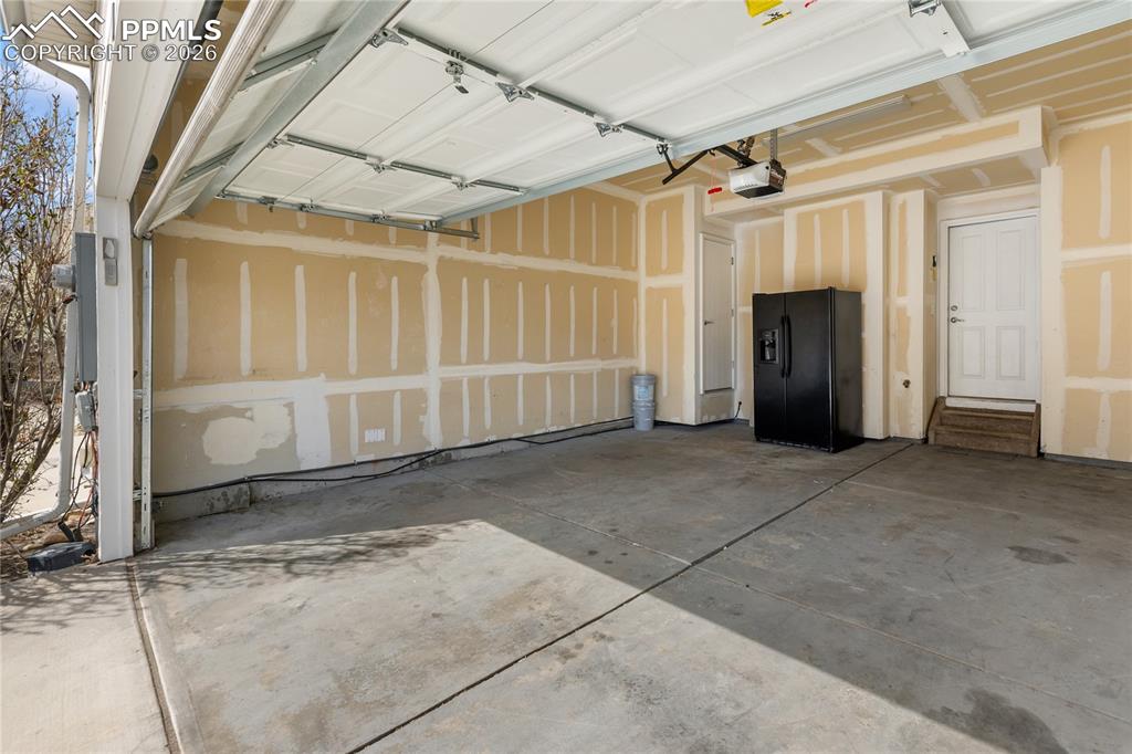 Image 28 of 38: Garage