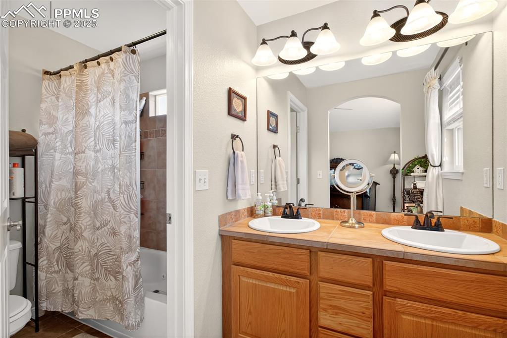 Image 19 of 38: Bathroom
