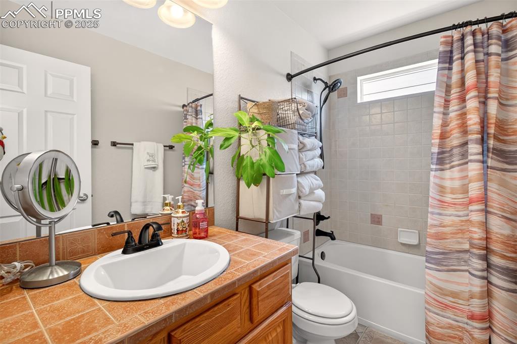 Image 25 of 38: Full bathroom 2